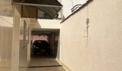 Casa térrea 2 quartos, 3 vagas de garagem á venda