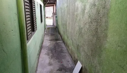 Casa com 2 dormitórios, 2 vagas de garagem, área de serviços, quintal lateral.