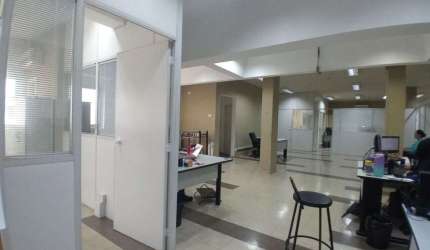Prédio comercial com 1780m2, com 18 vagas - Próximo ao Metrô