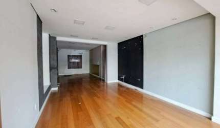 Comercial, 330m2 de AU, com 3 vagas de garagem. Próximo ao Metro Sta Cruz