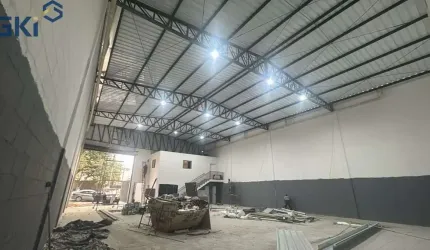 Galpão comercial 350m² para locação, banheiros, 4 vagas para carro na frente na Vila California - SP