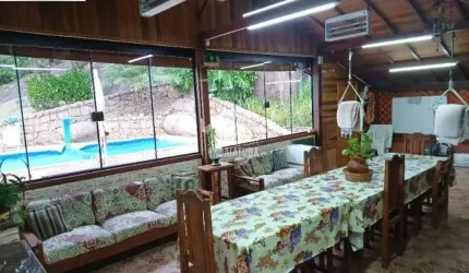 Chácara de 4.200m com casa de madeira e piscina no Vale das Laranjeiras