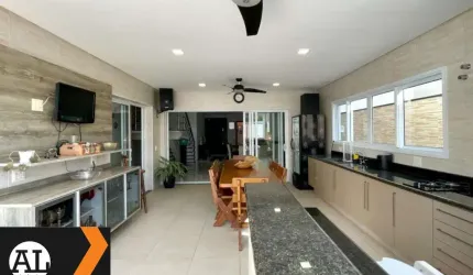 Maravilhosa casa à venda no condomínio Chácara Ondina em Sorocaba com 350 m2 de construção, próximo a rodovia Raposo Tavares e Shopping Granja Olga.