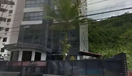 Ótimo Apartamento a venda a apenas 300 metros da Praia das Pitangueiras no Guarujá, 8 andar com vista para praiaImóvel possui 3 quartos sendo 2 suítes