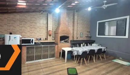 Casa para venda ou locação na Vila Hortência em Sorocaba, 1 quadra da Av Nogueira Padilha.