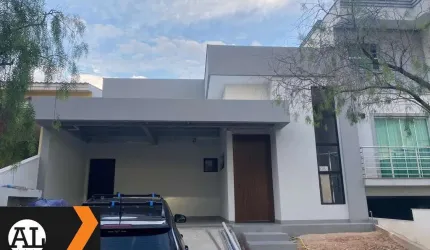 Casa térrea à venda no condomínio Vilazul em Sorocaba, no Alto da Boa Vista. Esta encantadora residência possui 3 quartos, sendo todos suítes.