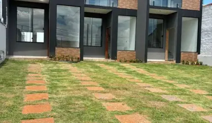 Seus problemas acabaram! Apresentamos este incrível sobrado de rua à venda, com todos os atributos que você procura:  2 suítes