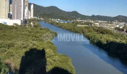 AMPLO APARTAMENTO MOBILIADO COM 3 SUÍTES, 2 VAGAS E LINDA VISTA