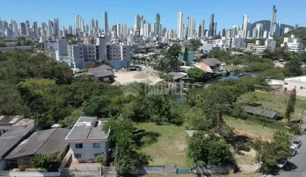 ÓTIMA ÁREA - TERRENO - NO BAIRRO JARDIM IATE CLUBE DE FUNDOS PARA O RIO CAMBORIÚ.