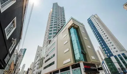 LOCAÇÃO ANUAL - APARTAMENTO ALTO PADRÃO COM 03 SUÍTES FINAMENTE MOBILIADO E EQUIPADO NA AVENIDA CENTRAL.