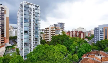 Apartamento de 2 quartos, suíte e 2 vagas de garagem no bairro Menino Deus