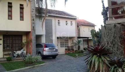 Excelente casa em condominío de 350m² com 03 dormitórios sendo 02 suítes.