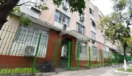2 dormitórios, térreo com pátio.