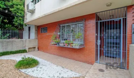 Apartamento no Petrópolis de 2 dormitórios e dependência