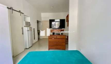 Kitnet à venda em Botafogo, Rio de Janeiro, quarto, banheiro, cozinha; reformado, mobiliado; porcelanato; 30m². Pronto para morar. Próximo ao metrô.
