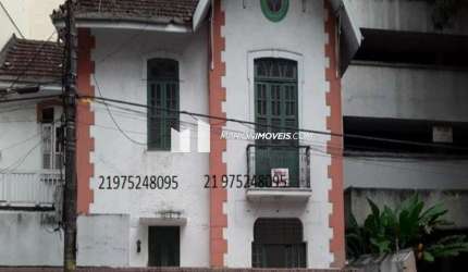 Casa à venda em Laranjeiras, com 4 quartos, sala, cozinha e 2 banheiros; sacadas. Isolada. Duplex. Ótima para Comércio!