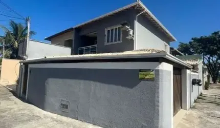 CASA DUPLEX COM 3 QUARTOS SENDO 2 SUÍTES A VENDA NO BAIRRO JARDIM MARILÉA EM RIO DAS OSTRAS RJ
