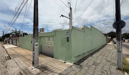 Maravilhosa Casa de Esquina a Venda em Capim Macio - Prox ao Colegio Prince