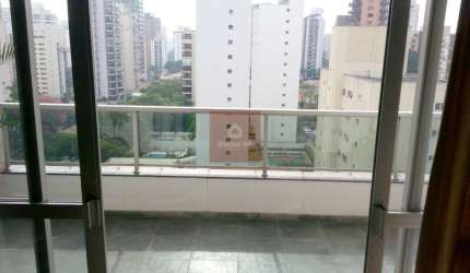 Apartamento com 220m², 4 dormitórios, sendo 3 suítes. Prédio com Quadra de Tênis.