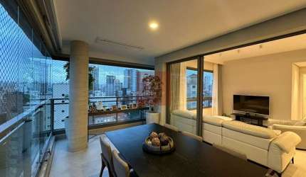 Apartamento de alto padrão a venda em Moema.
