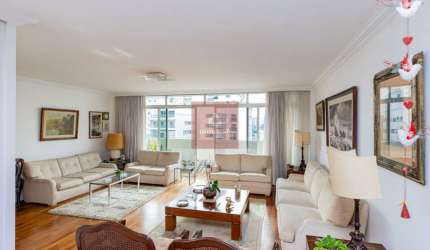 Apartamento com 4 dormitórios, 1 suíte, 2 vagas e com 196m² em Moema