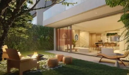 Casa assobradada em condomínio fechado.