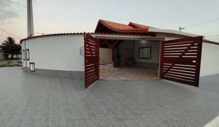 Casa com Piscina em Mongaguá
