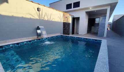 Casa em Mongaguá com amplo espaço de quintal e piscina
