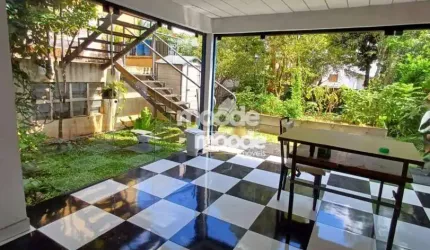 CASA MODERNA, 2 SUITES, 6 VAGAS, QUINTAL