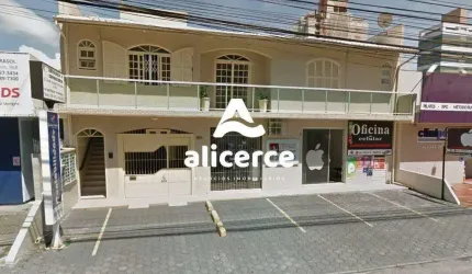 Casa dois pavimentos 3 suítes, 4 salas comerciais e 2 lojas