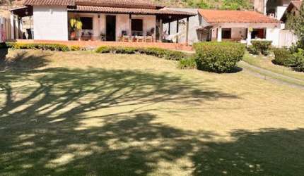 C3 - Casa a venda com amplo terreno e espaço gourmet com suíte externa