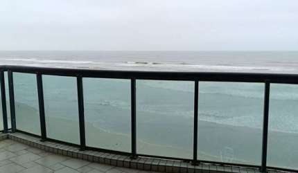 Apartamento 4 dormitórios frente ao mar no Centro, Mongaguá/SP.