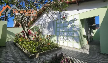 Casa isolada 3 dormitórios 50 metros da praia de Mongaguá, jardim Praia Grande.
