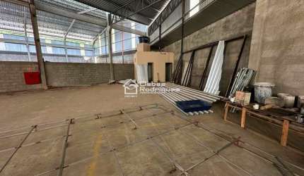 Aluga Galpão com 650m²