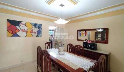 CASA RESIDENCIAL à venda, 4 quartos, 1 suíte, 3 vagas, JARDIM DAS PALMEIRAS - Uberlândia/MG