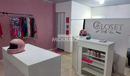 Casa a venda com comodo comercial no Pequis