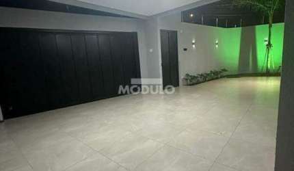 CASA COM FINO ACABAMENTO