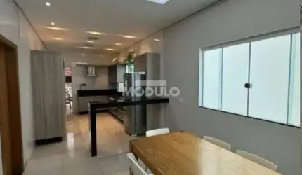 Excelente Casa com Fino Acabamento Alto Umuarama