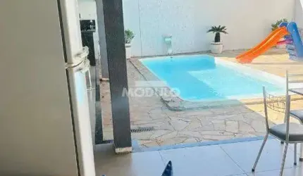 Excelente Casa com piscina no Alto Umuarama