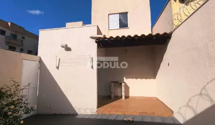 Casa residencial para locação, bairro Santa Mônica com 3 quartos