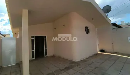 Casa residencial para locação, bairro Saraiva com 3 quartos