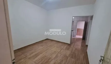 Casa para locação Bairro Segismundo pereira com 2 quartos