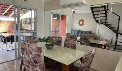 Casa sobrado pronta para morar no condomínio Casas da Toscana com 3dorms sendo 1 suíte, 2 vagas, todo com armários planejados.