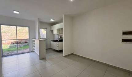 Casa térrea desocupada na Casas da Toscana 3dorms e amplo quintal.