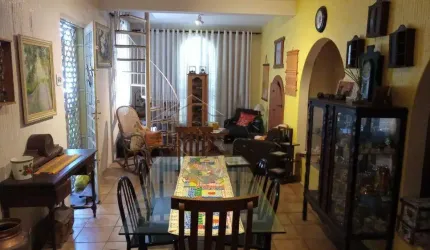 Casa com 3 quartos, 260 m², à venda por R$ 1.200.000- Centro - Taubaté/SP