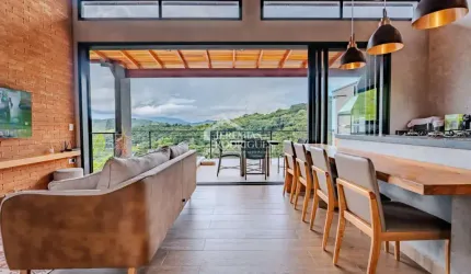 Casa à venda térrea com 2 suítes no Condomínio Parque da Mantiqueira em Santo Antônio do Pinhal/SP.