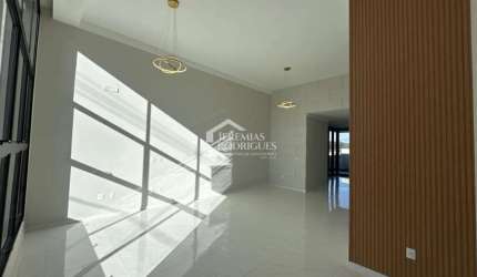 Casa à venda com 3 suítes no Condomínio Reserva dos Lagos em Pindamonhangaba/SP.