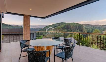 Casa para venda com 4 suítes no Condomínio Recanto do Sol em Campos do Jordão/SP