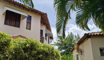 Casa Triplex Mobiliada com 5 Quartos em Condomínio Fechado Próximo à Praia – 193m²