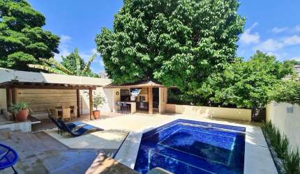 casa triplex no quinta do Candeal com 4 quartos reformada
